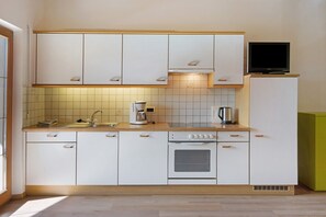 Fridge, stovetop, dishwasher, electric kettle - Apartment 'Residence Schnatzhof D13' with Mountain View, Shared Pool and Wi-Fi (Silandro)