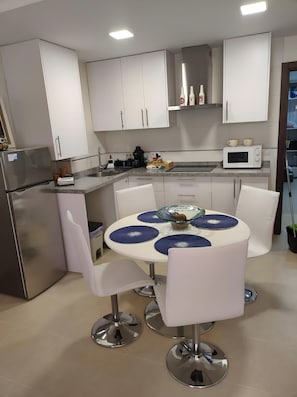 Réfrigérateur, micro-ondes, plaque de cuisson, cafetière/bouilloire