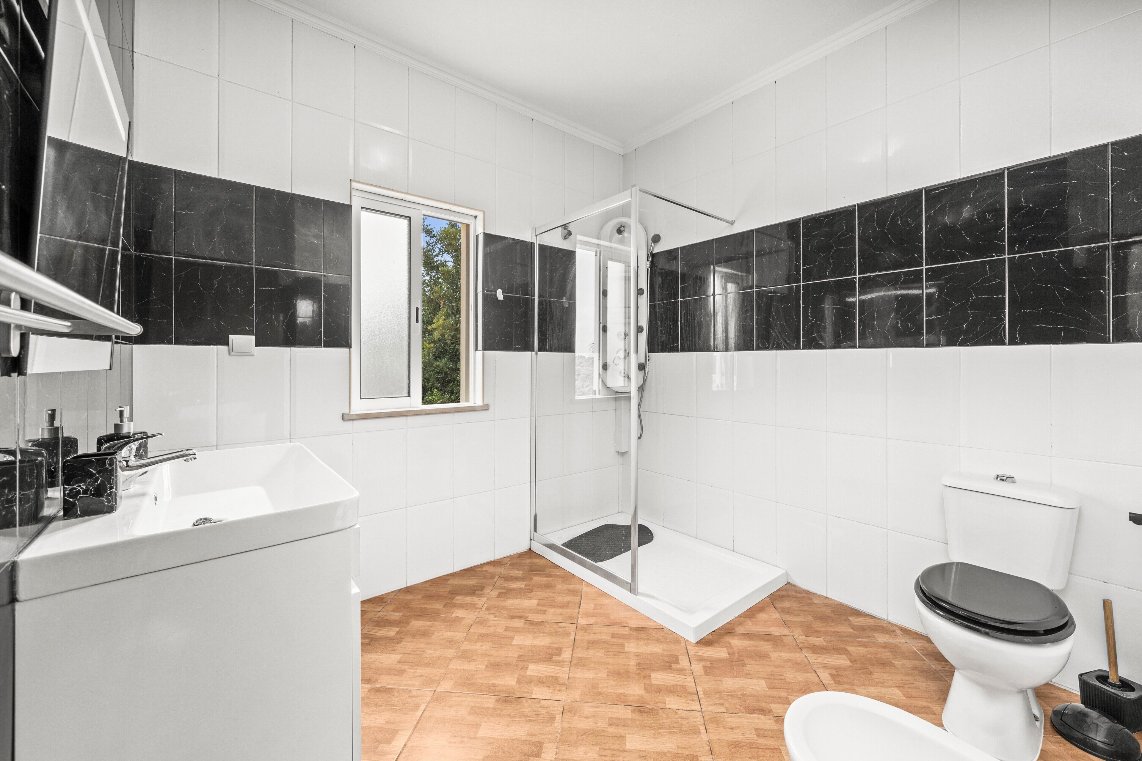 Douche, sèche-cheveux, serviettes fournies