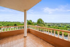 Property grounds - Holiday Home 'Vila Pedra' with Mountain View, Wi-Fi and Air Conditioning (Alcantarilha)
