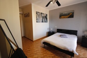 5 室のベッドルーム、WiFi (無料)、ベッドシーツ