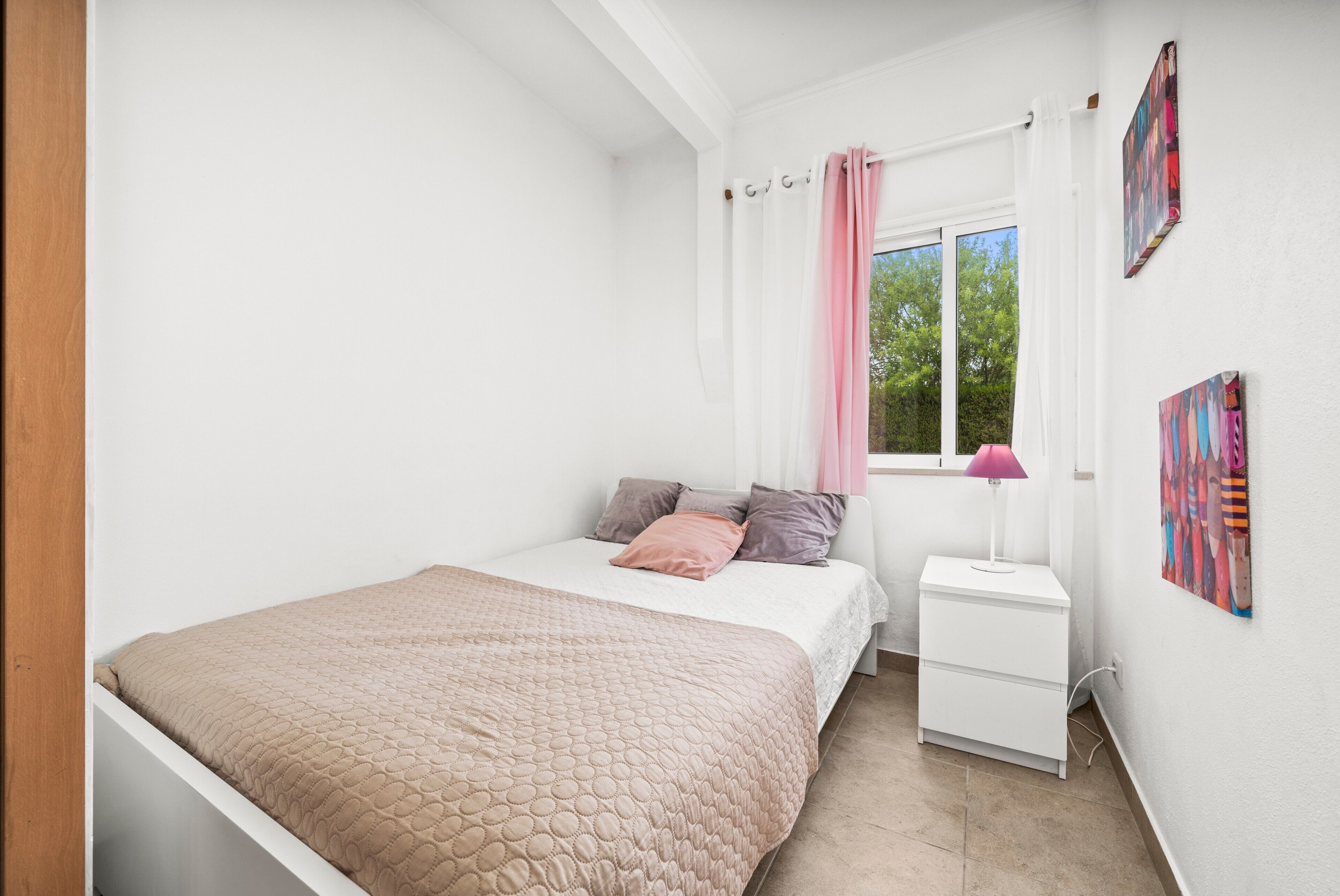 5 bedrooms, free WiFi, bed sheets