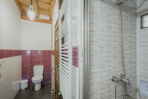 Douche, séchoir à cheveux, serviettes fournies