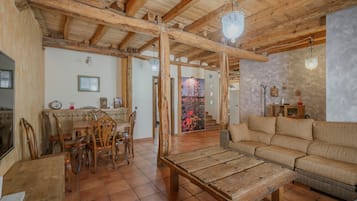 Een televisie, een open haard en een dvd-speler