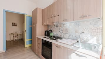 KĂŒhlschrank, Herdplatte, Wasserkocher mit Kaffee-/Teezubehör