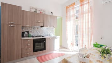 Frigorifero, piano cottura, macchina per tè/caffè, bollitore elettrico