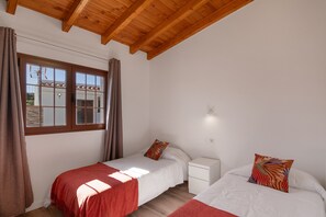 3 chambres, fer et planche à repasser, accès au Wi-Fi (inclus)