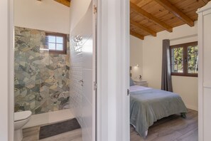 Douche, séchoir à cheveux, serviettes fournies