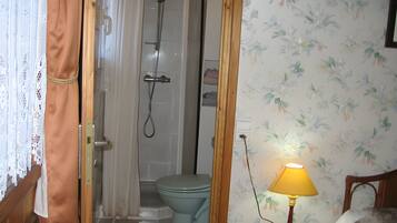 Douche, sèche-cheveux, serviettes fournies