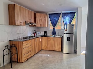 Refrigerador, microondas, parrilla de estufa y cafetera y tetera 