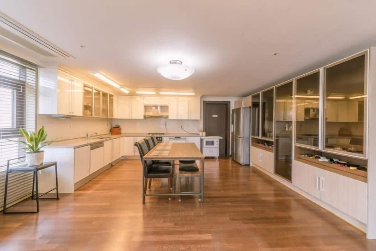 Private kitchen | Full-sized fridge, microwave, oven, stovetop