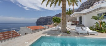 Vacation Home 'La Casa De Los Gigantes' with Sea View, Private Pool and Wi-Fi
