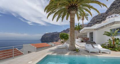 Vacation Home 'La Casa De Los Gigantes' with Sea View, Private Pool and Wi-Fi