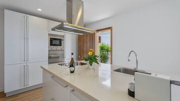 Køleskab, mikrobølgeovn, ovn, kogeplade