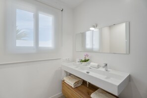 Suihku, hiustenkuivaaja, pyyhkeet