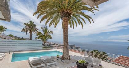 Vacation Home 'La Casa De Los Gigantes' with Sea View, Private Pool and Wi-Fi