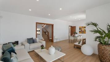 Een televisie en een stereo