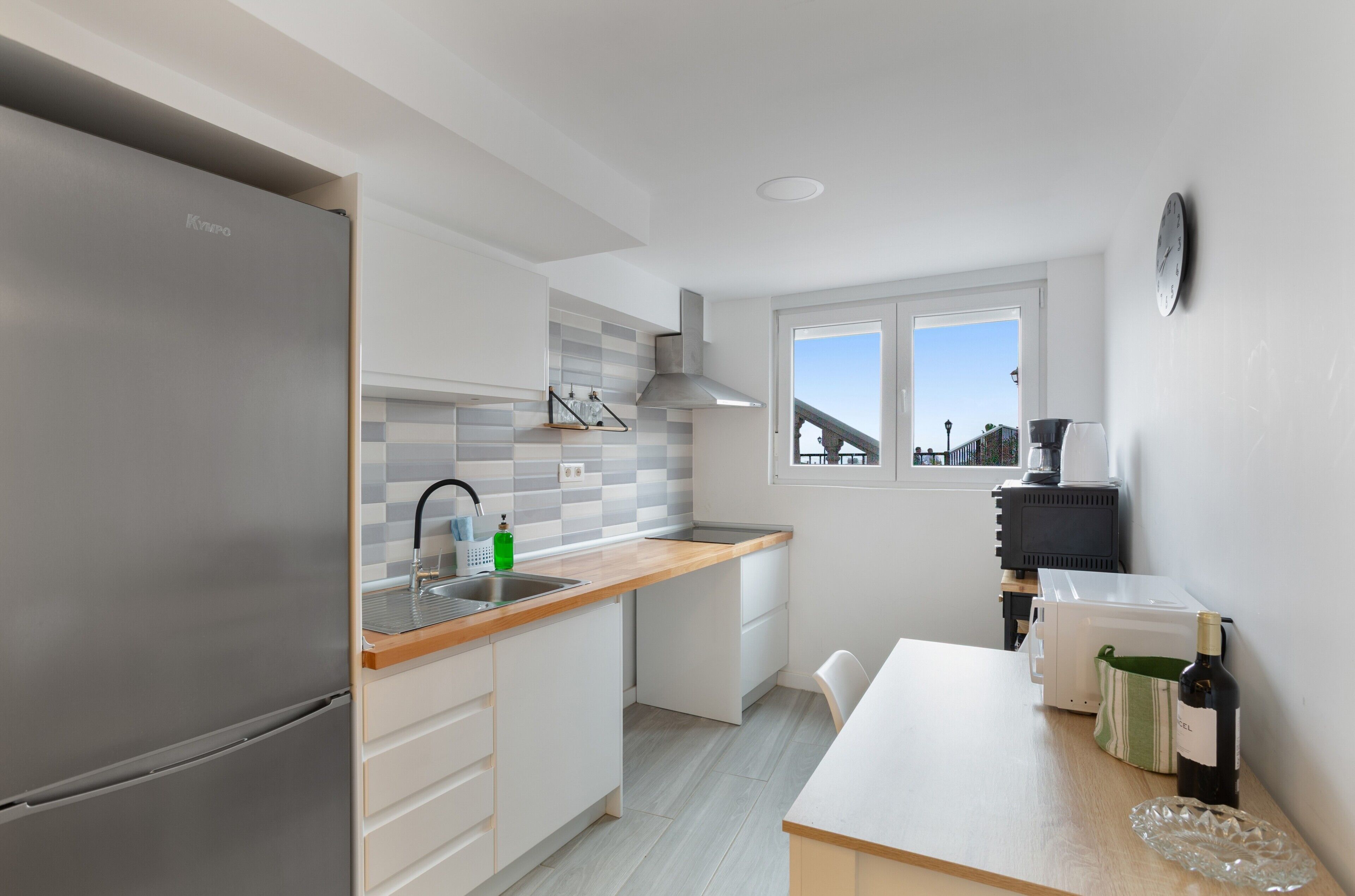 Frigorifero, microonde, forno, piano cottura