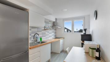 Frigorifero, microonde, forno, piano cottura