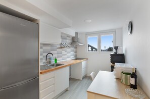 Kylskåp, mikrovågsugn, ugn och spishäll