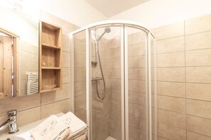 Dusche, Haartrockner, Handtücher
