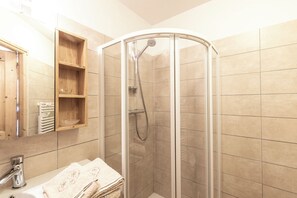 Dusche, Haartrockner, Handtücher