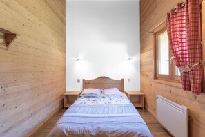3 bedrooms, iron/ironing board, bed sheets - Chalet 'Les Laouchets -  8 Pers' with Mountain View, Balcony and Wi-Fi (Sixt-Fer-à-Cheval)