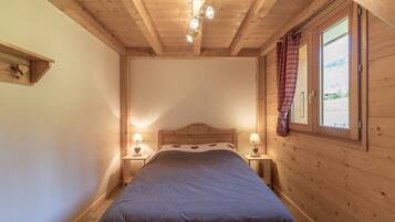 3 dormitorios, tabla de planchar con plancha, ropa de cama