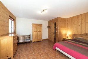 3 quartos, ferros/tábuas de passar roupa, roupa de cama