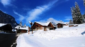 A snow-covered mountain lodge with wooden cabins, a clear sky, and snow-covered trees. - Chalet 'Les Salamanes -  6-7 Pers' with Mountain View, Balcony and Wi-Fi (Sixt-Fer-à-Cheval)