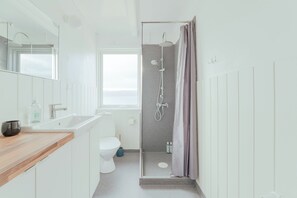 Rumah | Kamar mandi | Shower, pengering rambut, handuk, dan sabun