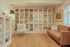 House | Living area - Cozy Family Home with Terrace & Village Views (Vestmanna)