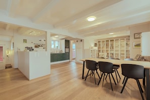 House | Living area - Cozy Family Home with Terrace & Village Views (Vestmanna)