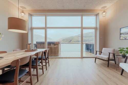 By The Sea| Boathouse with Hot Tub & Parking