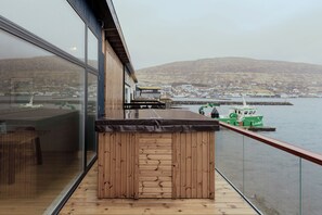 House | Private spa tub - By The Sea| Boathouse with Hot Tub & Parking (Vestmanna)