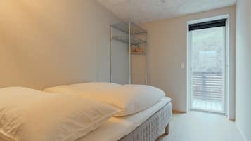 House | 2 bedrooms, blackout drapes, free WiFi