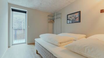 House | 2 bedrooms, blackout drapes, free WiFi