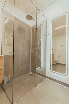 House | Bathroom | Shower, hair dryer, towels, shampoo - Charming Boathouse with Panoramic Fjord Views (Vestmanna)