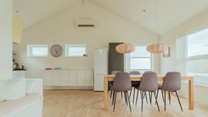 House | Dining room - Peaceful Panoramic Retreat in Leynar (Leynar)