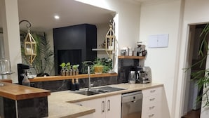Wasserkocher mit Kaffee-/Teezubehör, Kühlschrank, Mikrowelle, Ofen