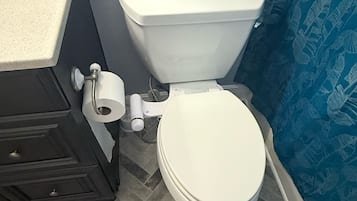 Regadera, bidet, toallas, jabón