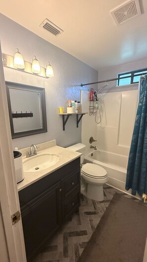 Dusche, Bidet, Handtücher, Seife