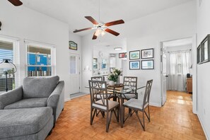 Una televisión, un reproductor de DVD, libros, un reproductor estéreo