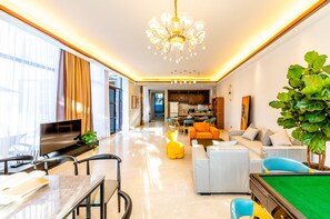 Vila sênior, sacada, vista para a piscina | Sala de estar