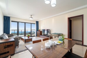 Standard-Suite, Balkon, Gartenblick | Wohnbereich