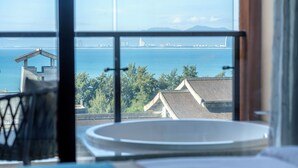 A room with a view of the sea and a bridge. - Fuwan Haitao Meishu Lingshui Haitang Bay (Lingshui)