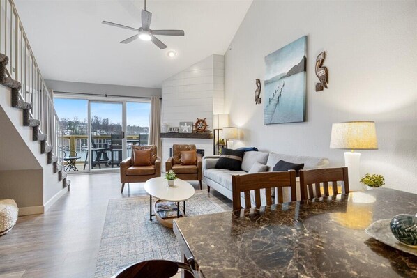 TV connectée, cheminée, livres