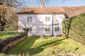 Outdoor dining - Mulberry End, Foxhall (Foxhall)