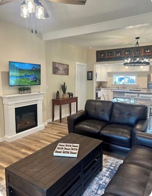 Smart TV, fireplace, books - Baybeary Cottage, Bayfield base camp for Fun, Family & Adventure near Durango (Bayfield)