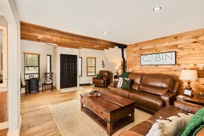 Älytelevisio, takka, pöytäjalkapallopöytä, pöytätennispöytä